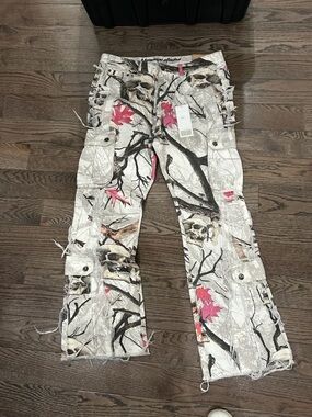 Men's Relaxed Cargo Jeans with Skull & Leaf Print - White/Pink